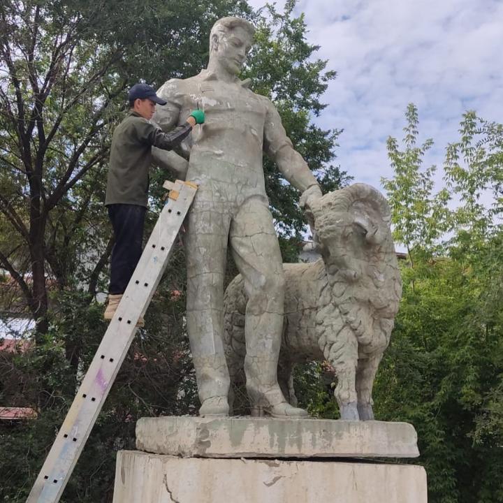 Еңбек адамына құрмет: Ақтөбеде «Актюбсельмаш» еңбеккерлеріне арналған ескерткіш жаңартылды