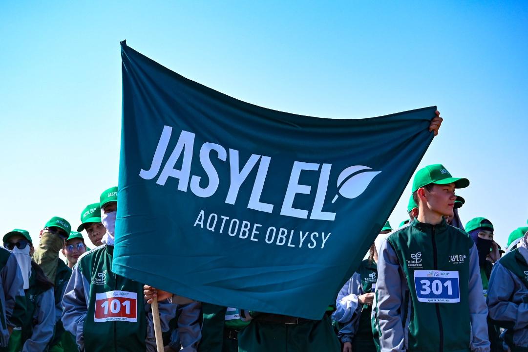 Ақтөбелік жастар жарысып жүріп, 500-ге жуық қап қоқыс жинады