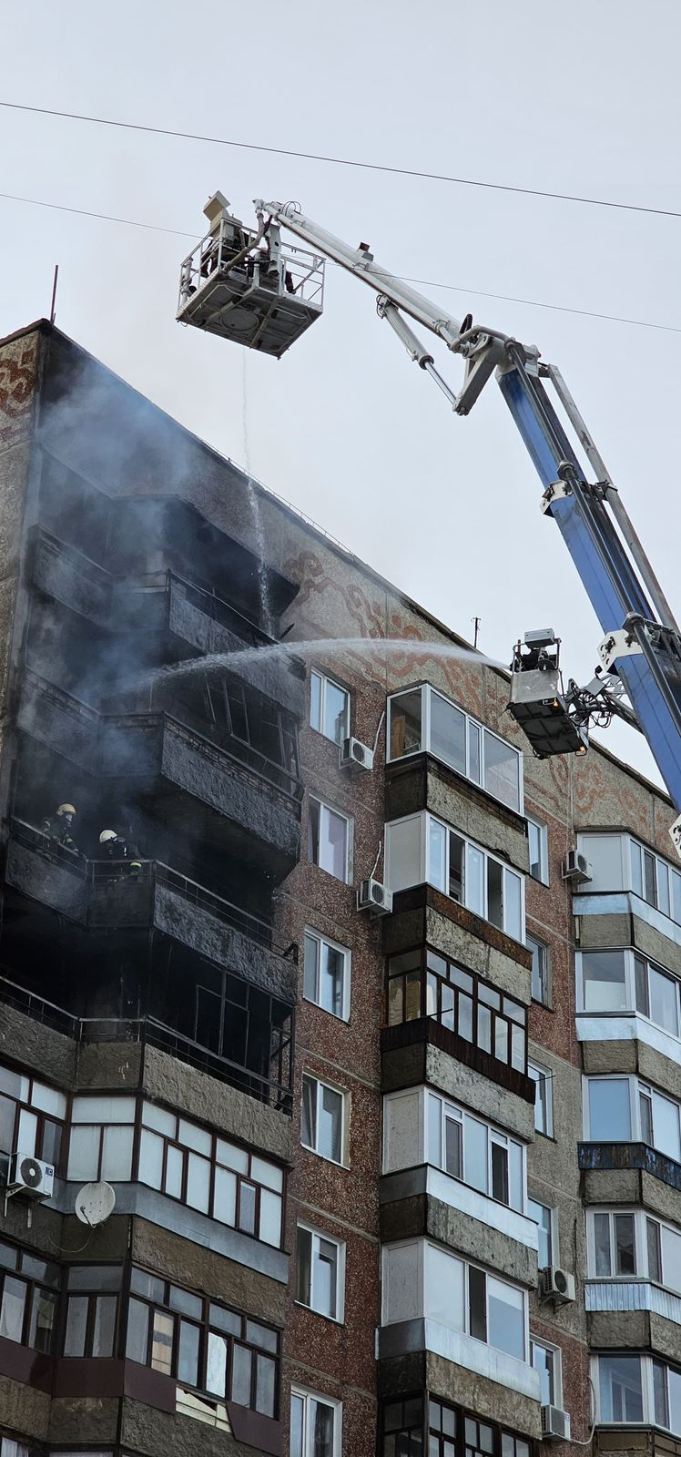 Пожарные ликвидировали возгорание в многоэтажном доме в Павлодаре