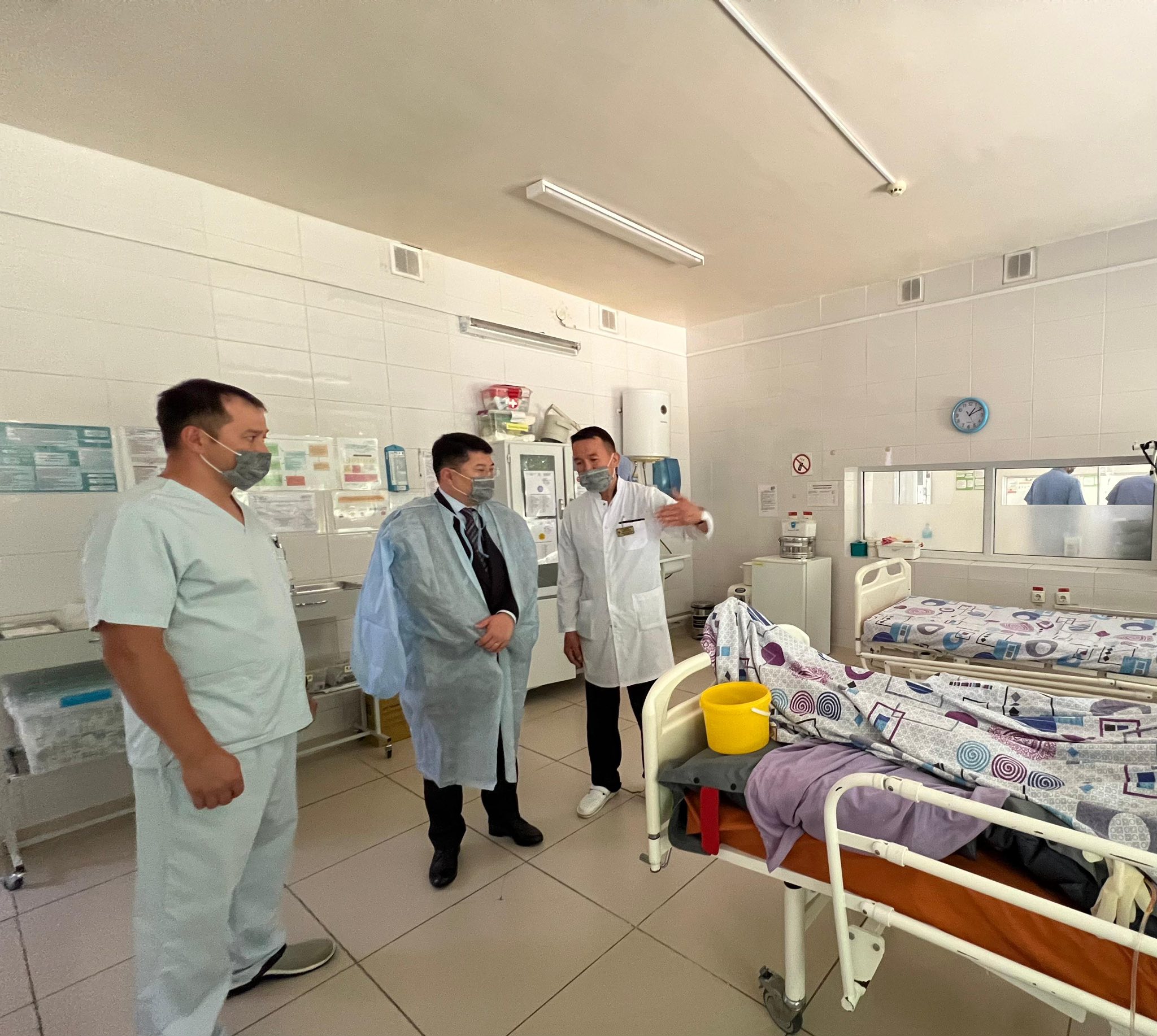 Облыстық денсаулық сақтау басқармасының басшысы Сержан Назарбек Байзақ аудандық орталық ауруханасындағы пациенттердің жағдайымен танысты.