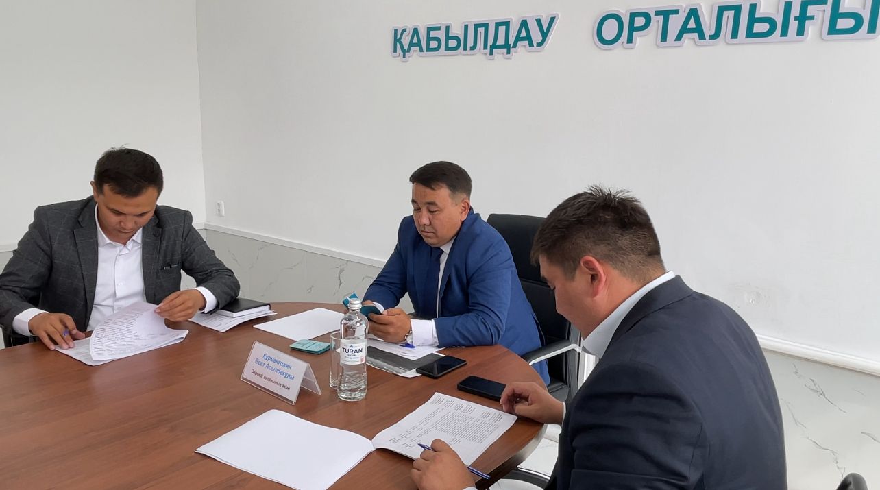 Зеренді ауданының әкімі Ә. Құрманғожин азаматтарды жеке қабылдады
