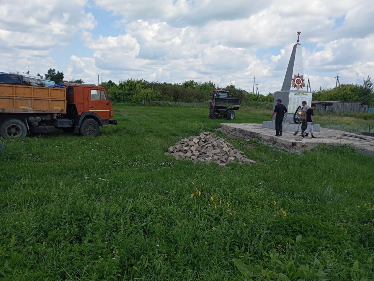В селе Сенжарка продолжаются работы по благоустройству памятника  ВОВ