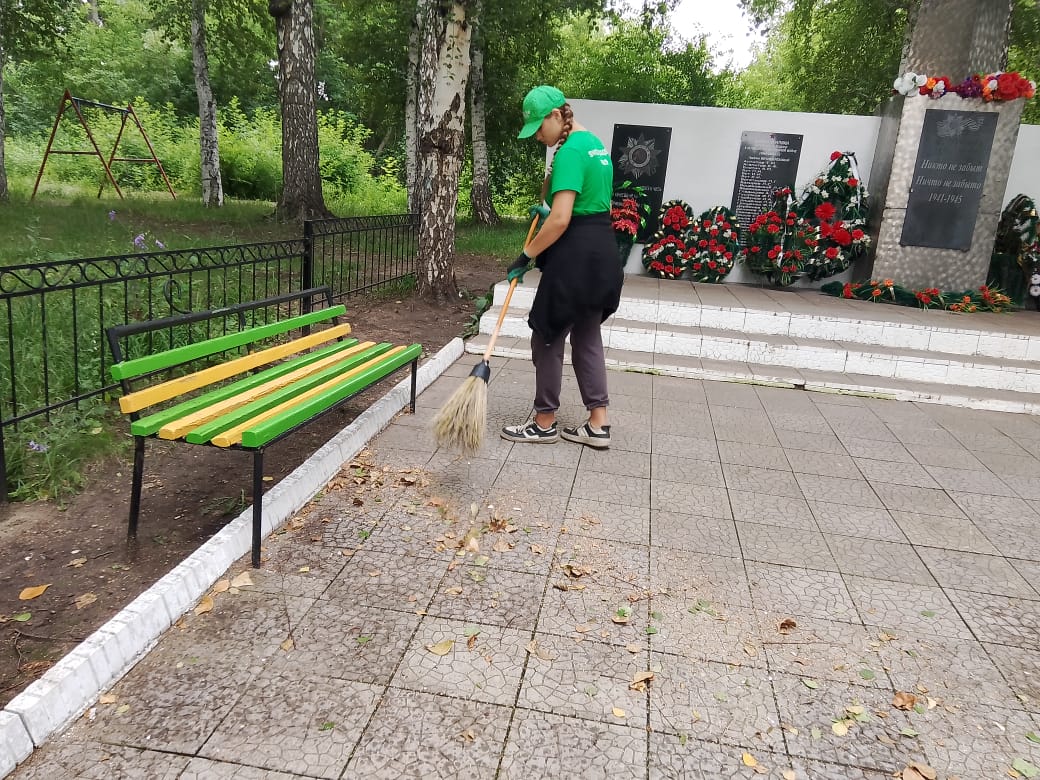 Верхнеберезовский ауылы. Обелиск аумағын тазалау.