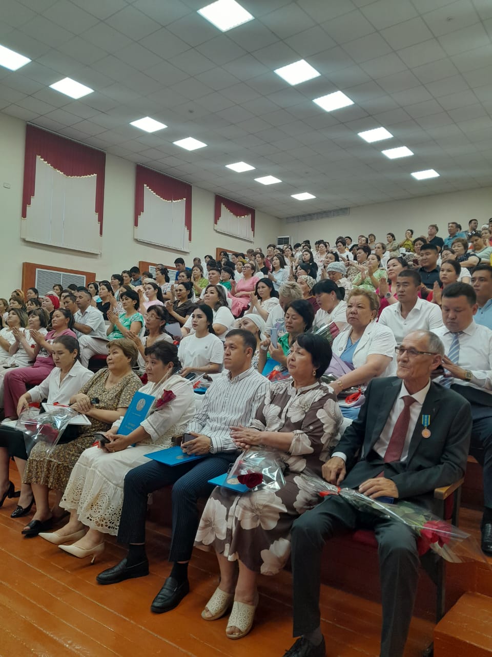 Ақ халатты абзал жандарға құрмет көрсетілді