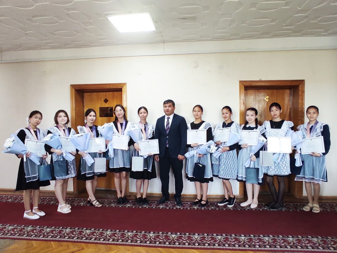 Аудан әкімі үздік оқушыларды қабылдады