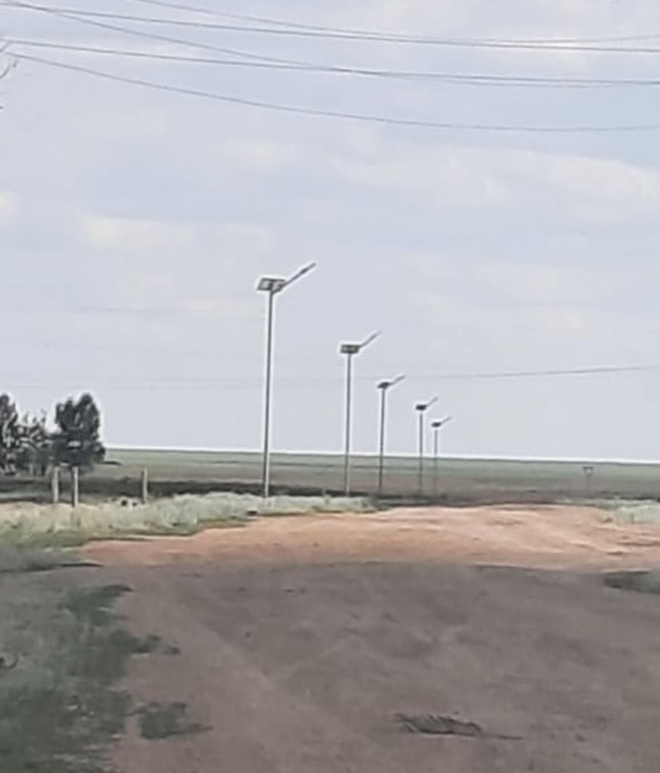 🔹В сёлах Нахимовка и Баранкуль Жаркаинского района установлены уличные светильники, работающие на солнечных батареях. Всего установлено 17 светильников: 12 - в Нахимовке и 5 - в Баранкуле. Светильники установлены за счёт средств местного самоуправления. Также на въездной дороге в село Нахимовка произведена отсыпка инертным материалом.