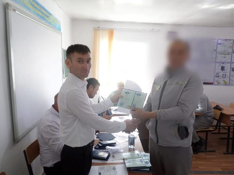 В Атырауской области осужденным вручили дипломы  В колледже при учреждении №15 Департамента уголовно-исполнительной системы Атырауской области, состоялось торжественное вручение дипломов гражданам, отбывающим наказание.  В этом году более 100 осужденных завершили обучение по таким специальностям, как столяр, электросварщик, слесарь и швея. В ходе мероприятия администрация учреждения и руководство колледжа поздравили выпускников и подчеркнули важную роль образования в ресоциализации.