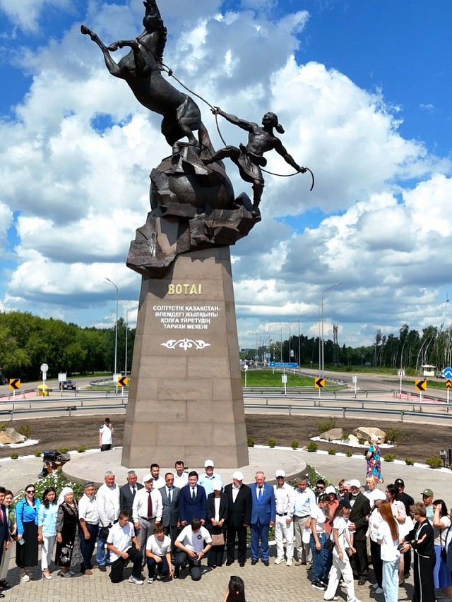 В Петропавловске открыт памятник "Ботай"