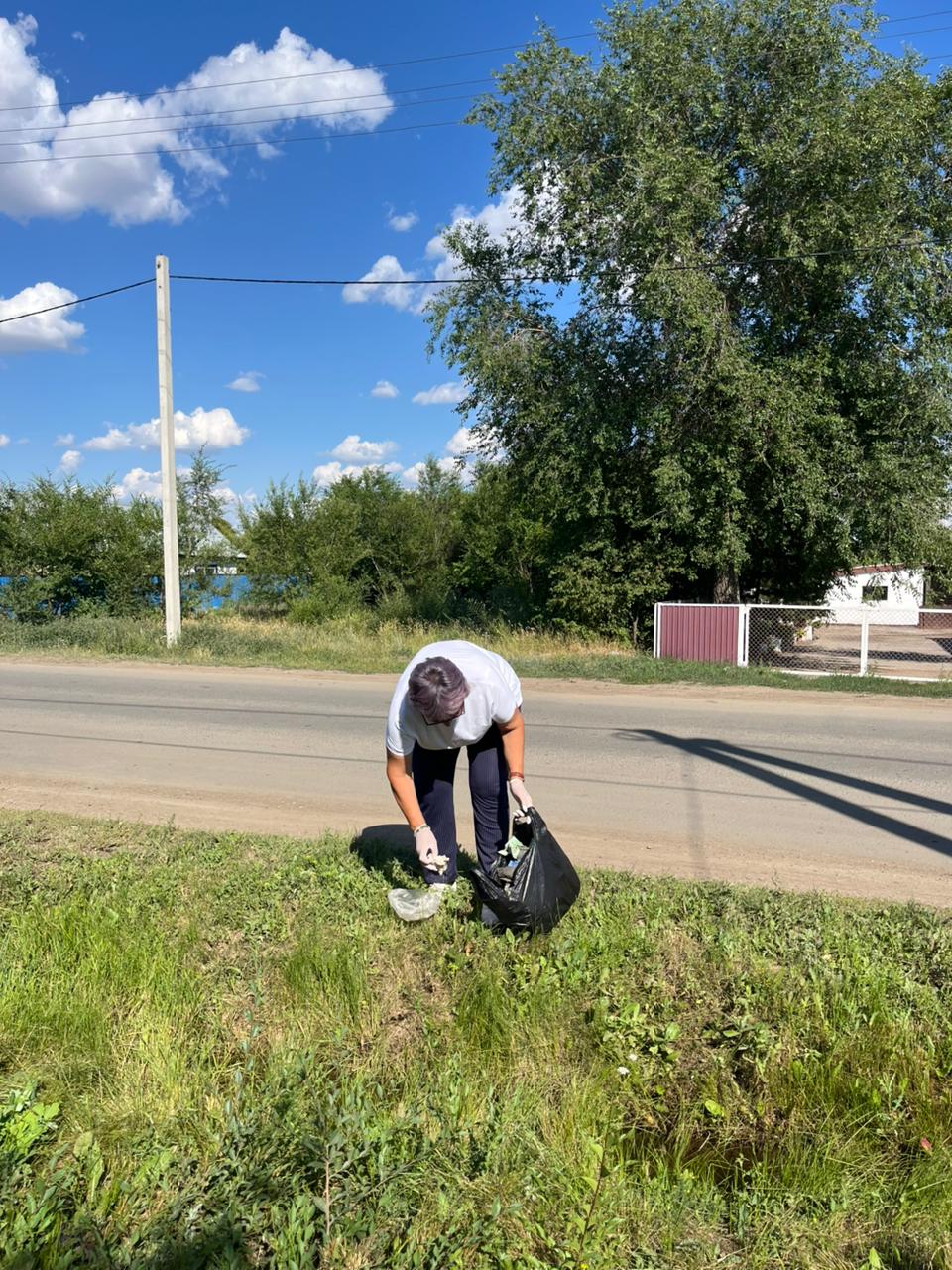 Аудандық мәслихат аппаратының ұжымы “Таза Бейсенбі” апта сайынғы акциясы аясында М. Ғабдуллин көшесіндегі бекітілген учаскеде тазалау жұмыстарын жүргізді.