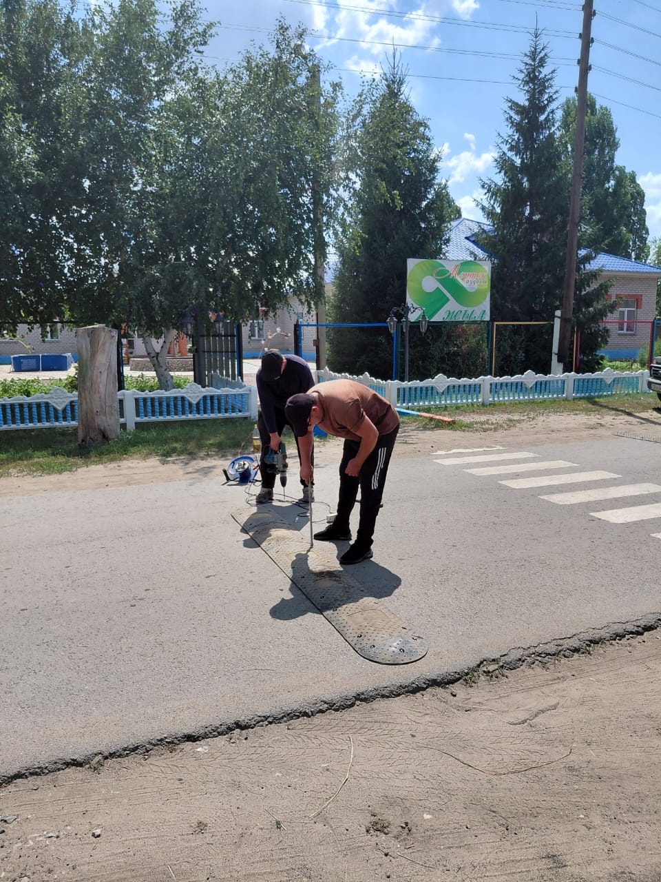 В целях безопасности и предотвращения дорожно-транспортных происшествий, вблизи образовательных учреждений ведутся работы по установке искусственных неровностей