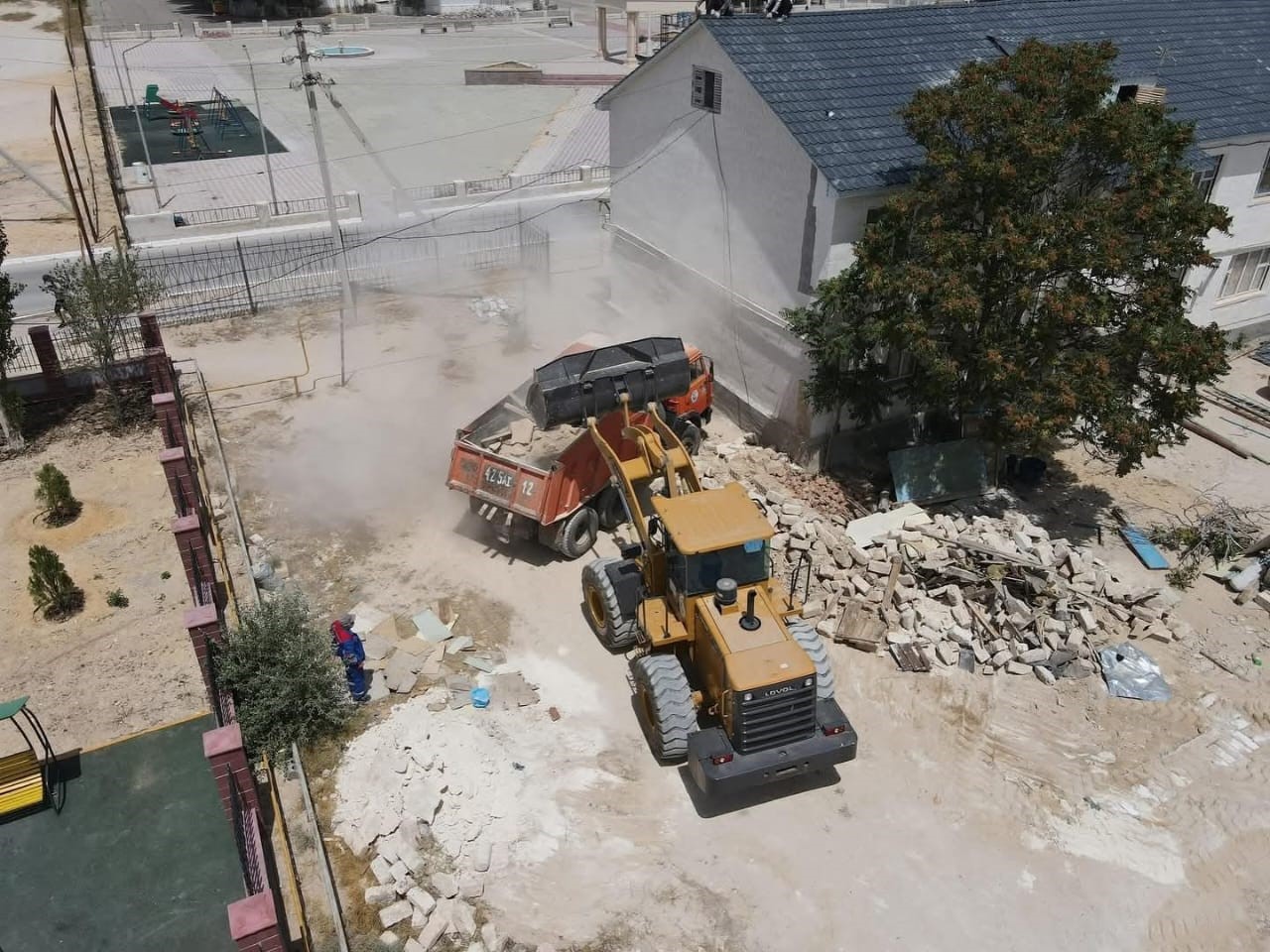 Құрық ауылында заңсыз құрылыстар мен аулаларды бұзу жұмыстары жүргізілуде