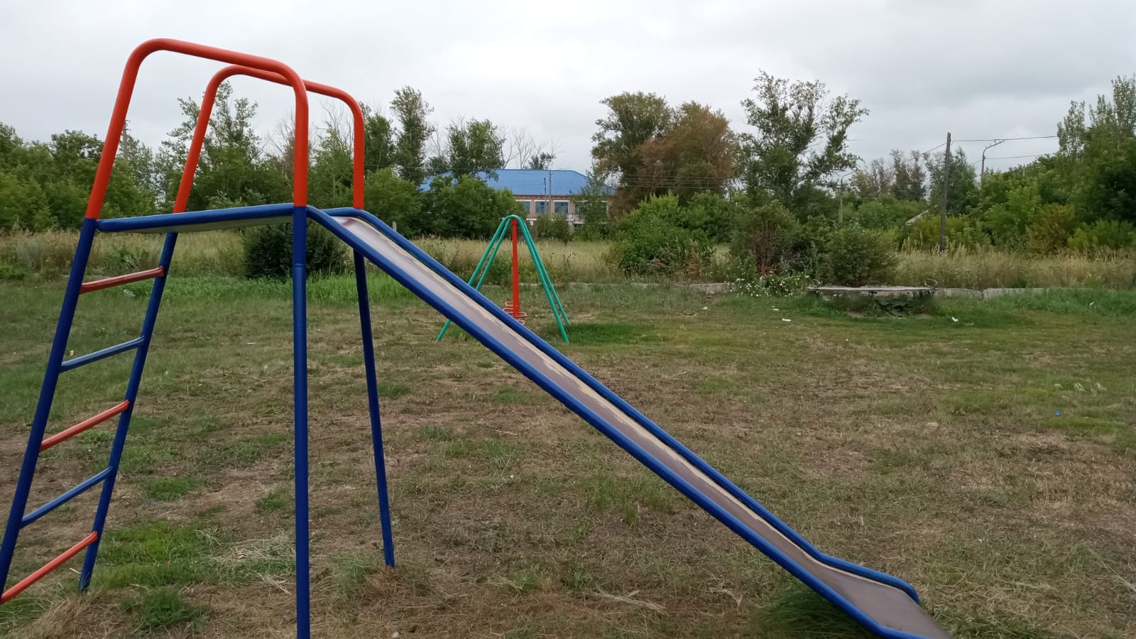 Таза Қазақстан» экологиялық бағдарламасы аясында ауылымызда балалар алаңын сырлау жұмыстары жүргізілуде.
