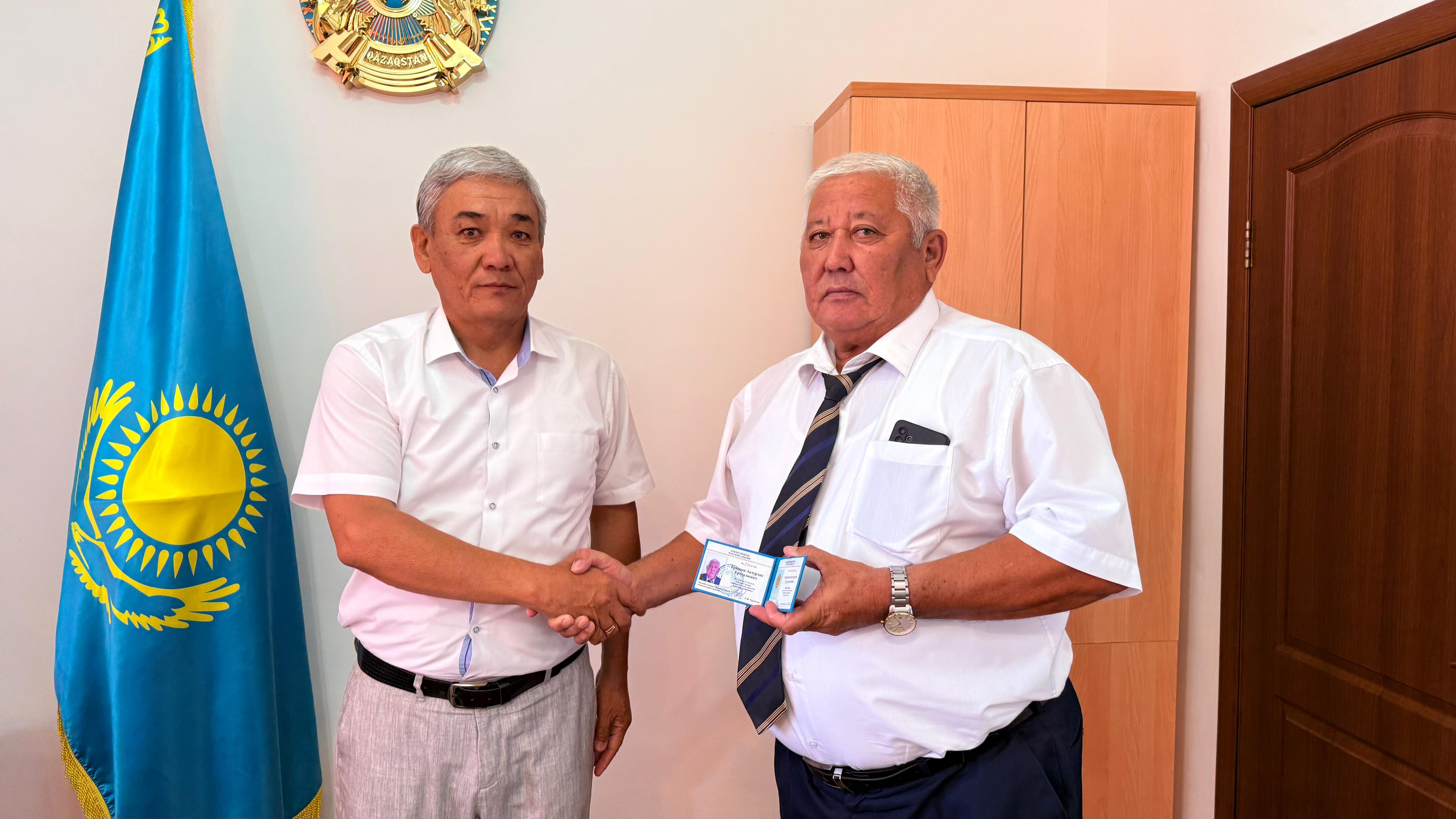 Махамбет ауданы Ақжайық ауылдық округінің сайланған әкіміне куәлік табысталды