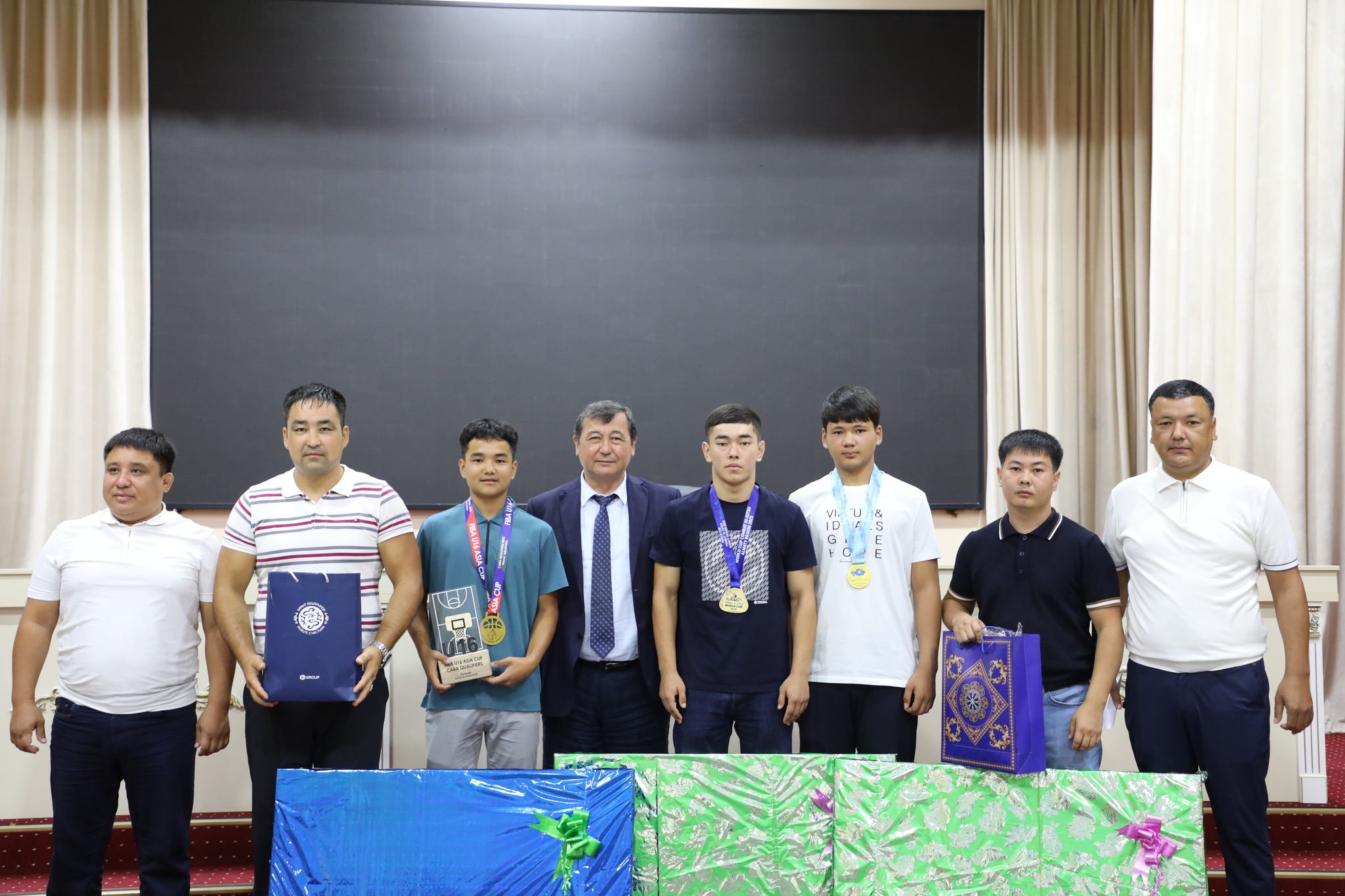 АУДАН БАСШЫСЫ СПОРТШЫЛАРҒА ҚҰРМЕТ КӨРСЕТТІ