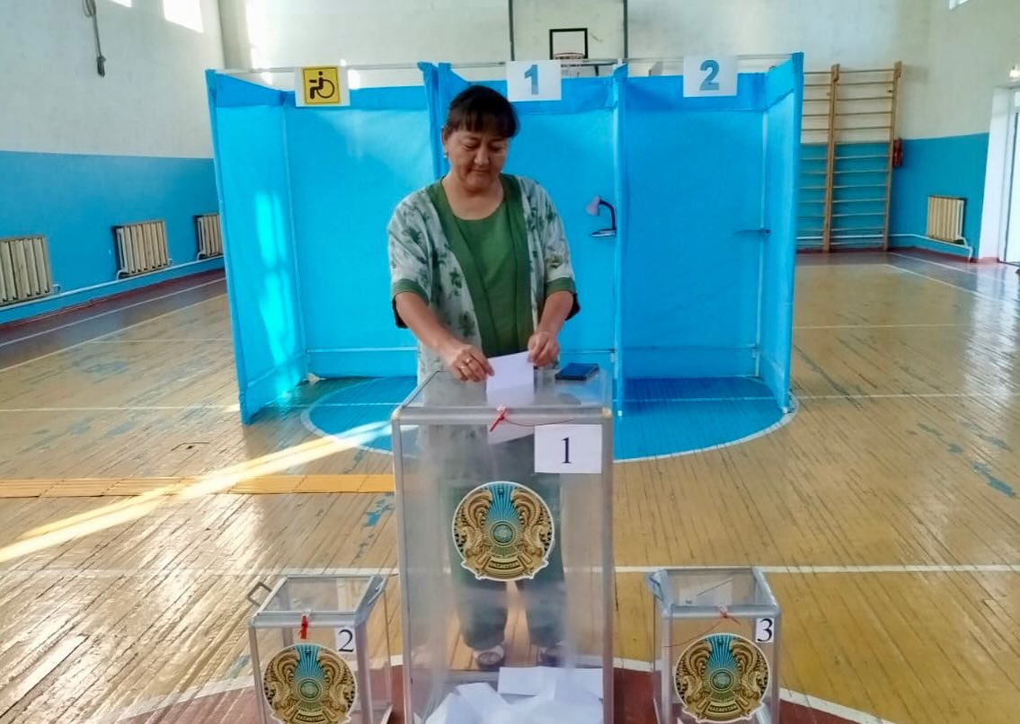 ҚАРНАҚ АУЫЛЫНДА АУЫЛ ӘКІМІН САЙЛАУ ӨТУДЕ