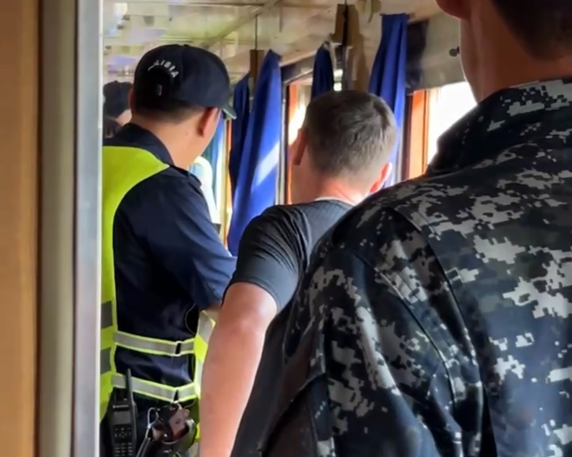 Жыл басынан бері көлік полицейлері әкімшілік құқық бұзушылық жасағаны үшін поездардан 400-ге жуық адамды түсірді