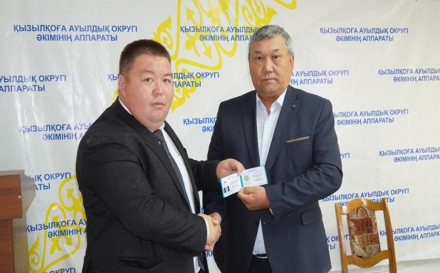 Кызылкогинская районная территориальная избирательная комиссия вручил удостоверение избранному акиму