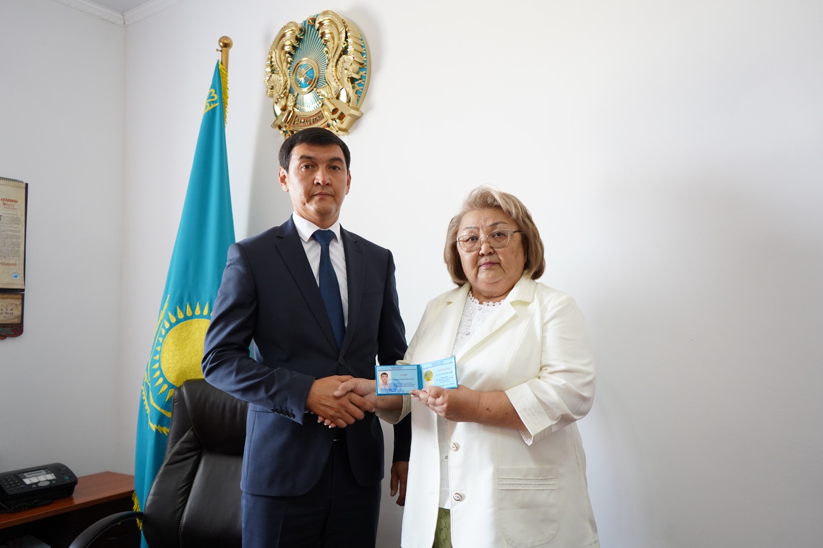 Жылыой  аудандық аумақтық сайлау комиссиясы жаңадан сайланған Қара Арна ауылдық округі әкіміне куәлік табыстады