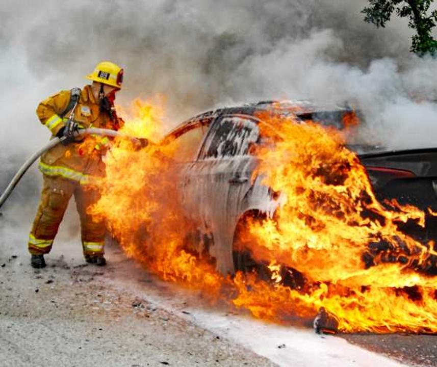 Көлік өртенді: не істеу керек және негізгі себептері
