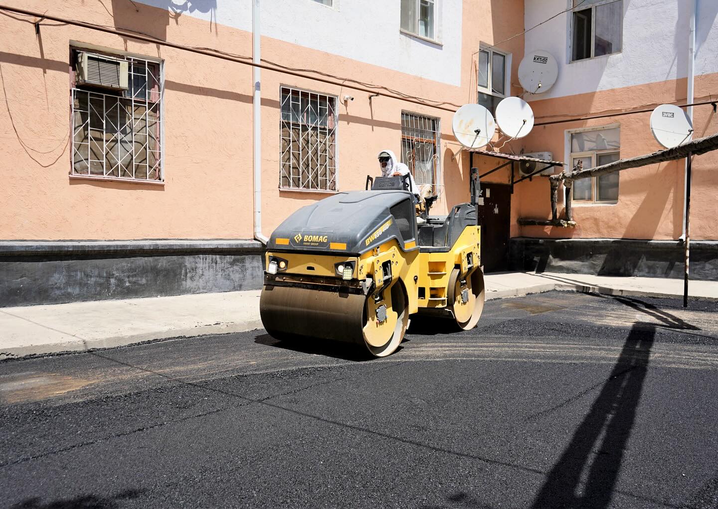 ТҮРКІСТАН: КЕНТАУДА ТҰРҒЫН ҮЙ АУЛАЛАРЫНА АСФАЛЬТ САЛУ ЖҰМЫСТАРЫ ҚАРҚЫНДЫ ЖҮРУДЕ