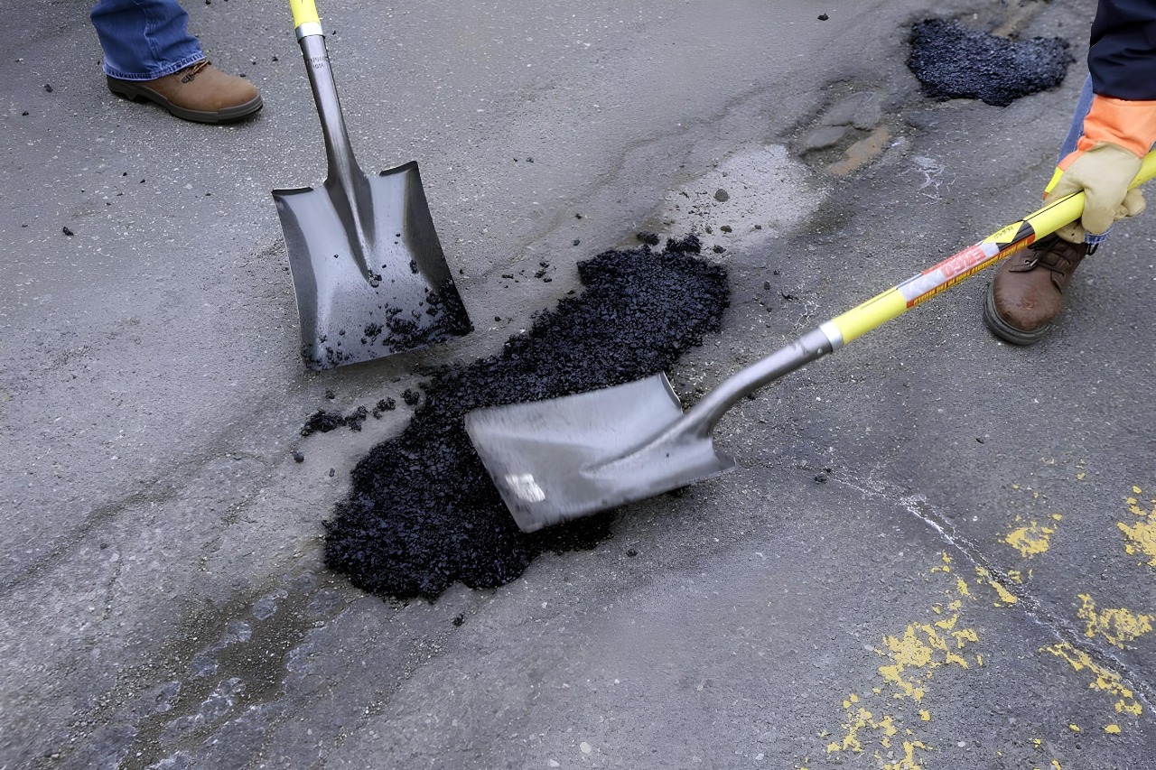 АУДАН БОЙЫНША 13 244 ШАРШЫ МЕТР АСФАЛЬТ ЖАБЫНДЫСЫНЫҢ ШҰҢҚЫРЛАРЫ АҒЫМДАҒЫ ЖӨНДЕУДЕН ӨТУДЕ