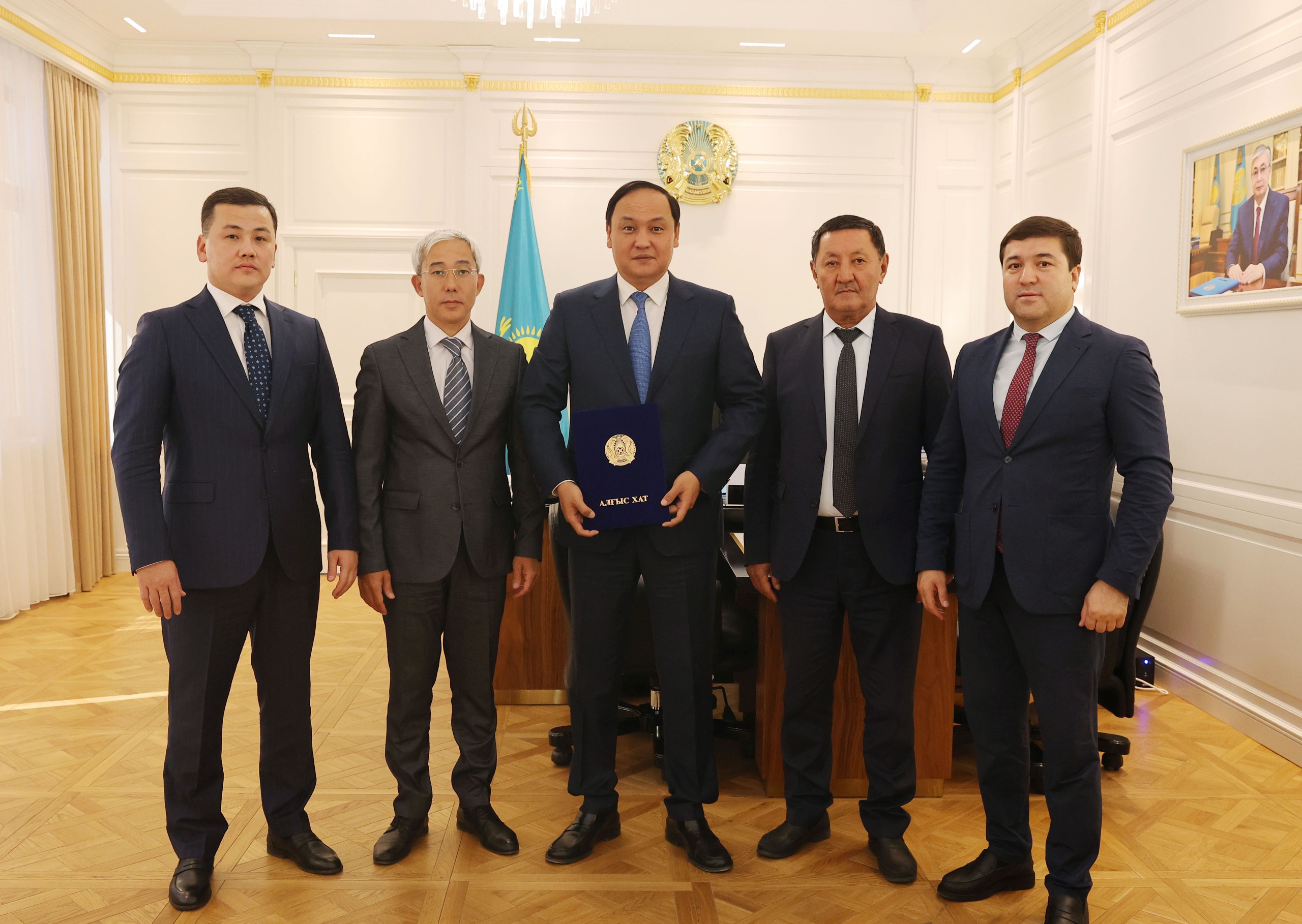 Әділет министрінің алғыс хатын Жамбыл облысының әкімі Ербол Шыракпаевич Карашукевке табысталды