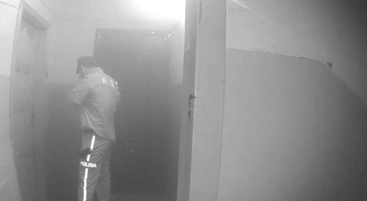 Полицейские эвакуировали жильцов задымленного из подъезда в Петропавловске