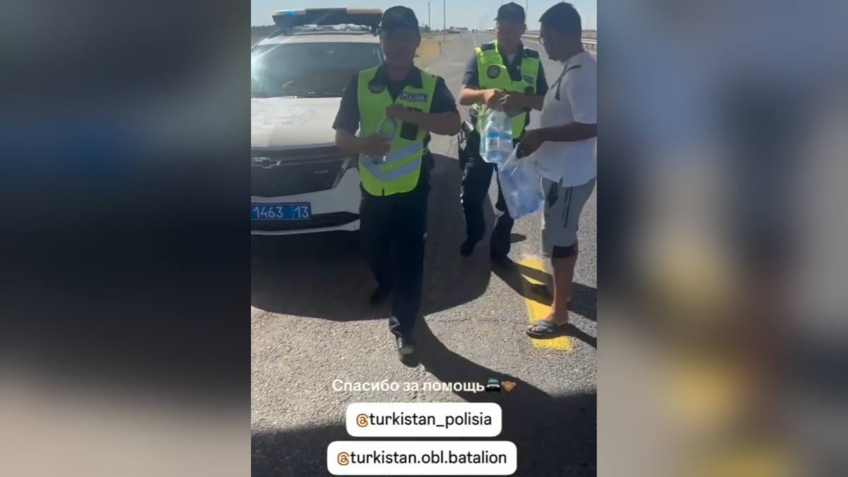 Түркістан облысында полицейлер жолда қалып қойған саяхатшыларға көмектесті
