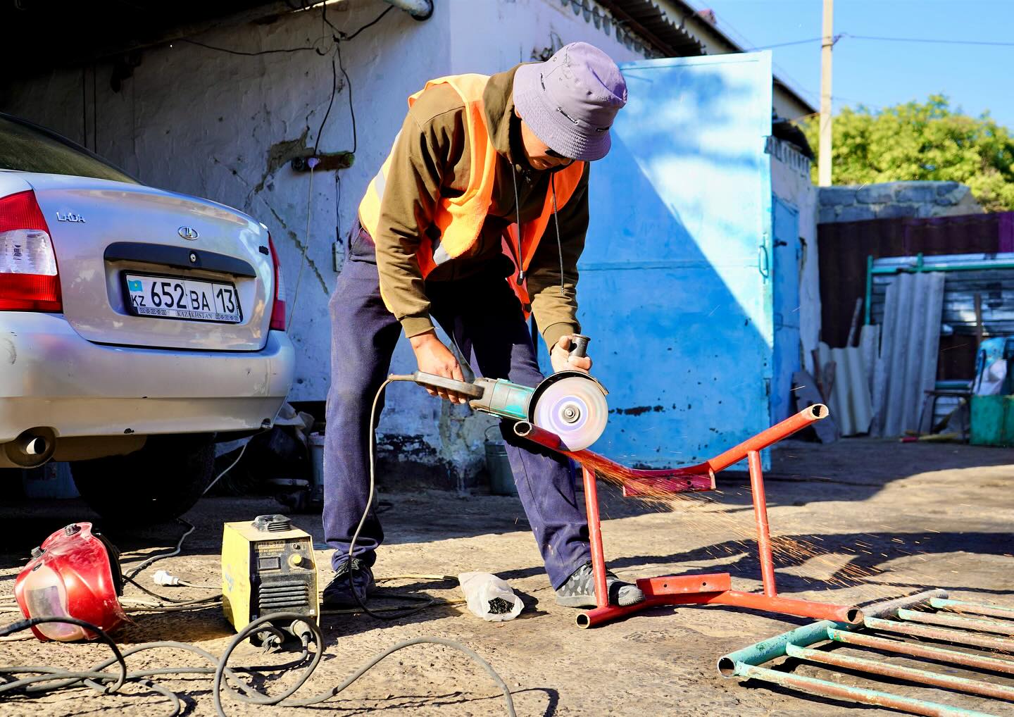 ҚАЛАНЫҢ КӨРКЕЮІНЕ ҚАЛТҚЫСЫЗ ҮЛЕС ҚОСЫП ЖҮРГЕН ЕҢБЕК ИЕСІ