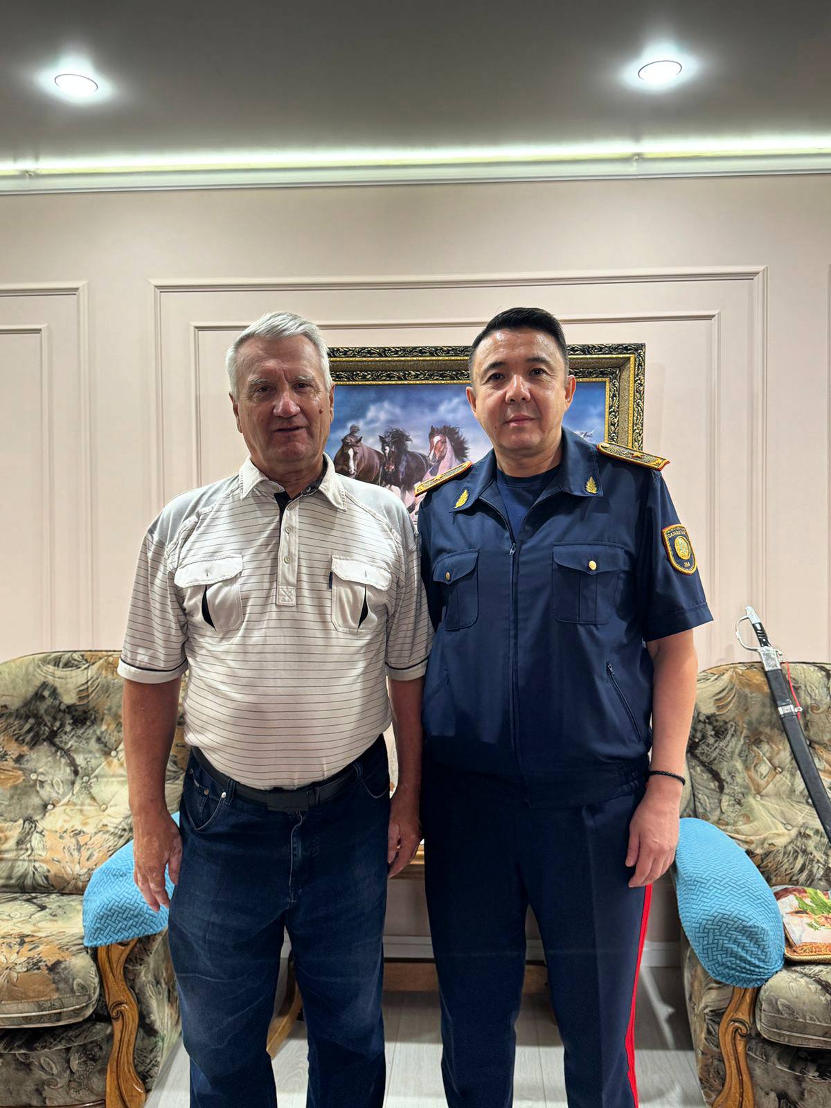 Абай облысы полиция департаментінің бастығы милиция генералын туған күнімен арнайы барып құттықтады