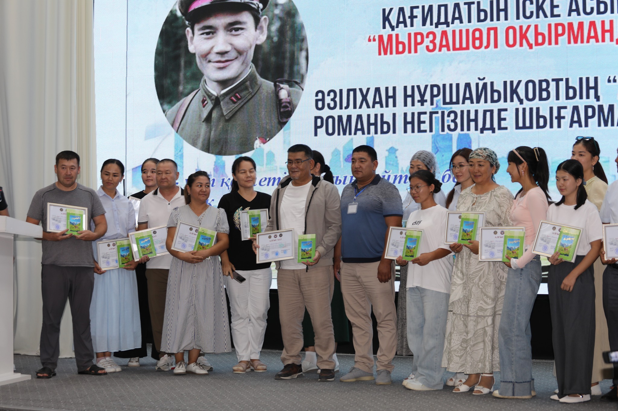 Әйелдер көлікте сиқырды сорып жатқан видео