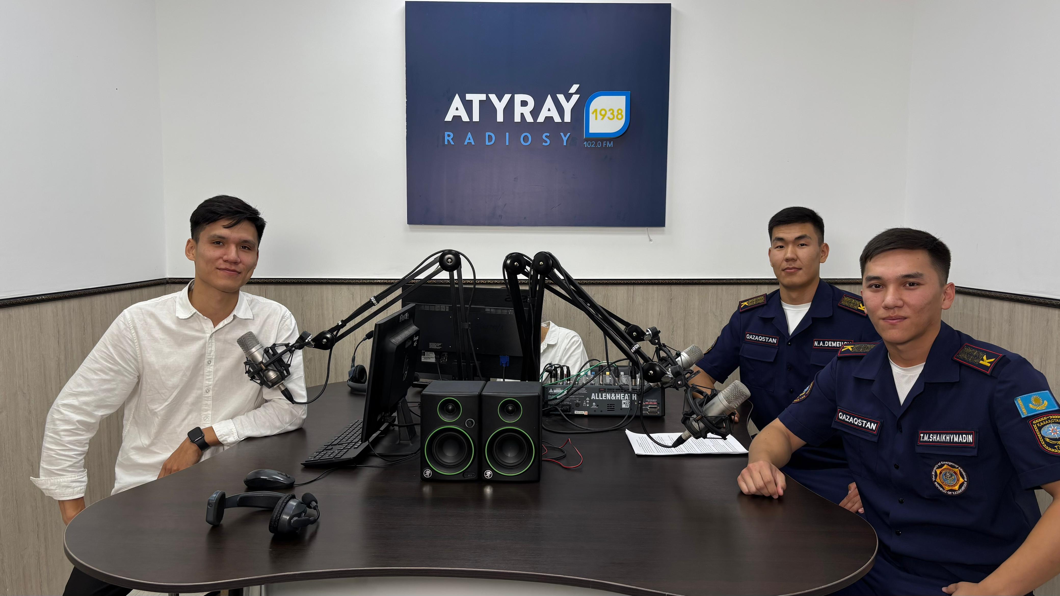 Атырау 102 FM радиосында азаматтық қорғау саласының курсанттарымен сұхбат өтті