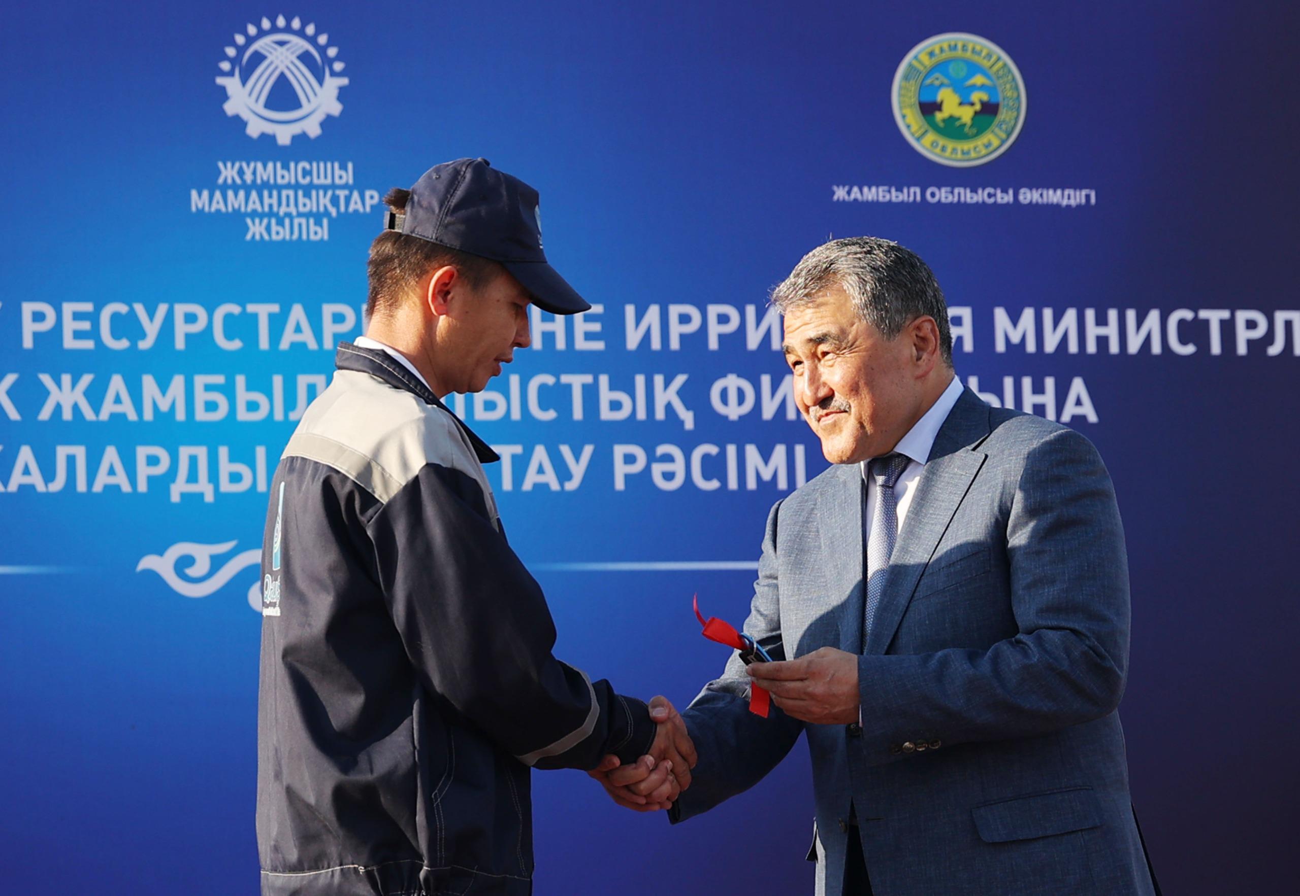 Су ресурстары және ирригация министрі Нұржан Нұржігітов «Қазсушар» РМК-ның Жамбыл филиалына жаңа арнайы техниканың кілттерін тапсыру рәсіміне қатысты.