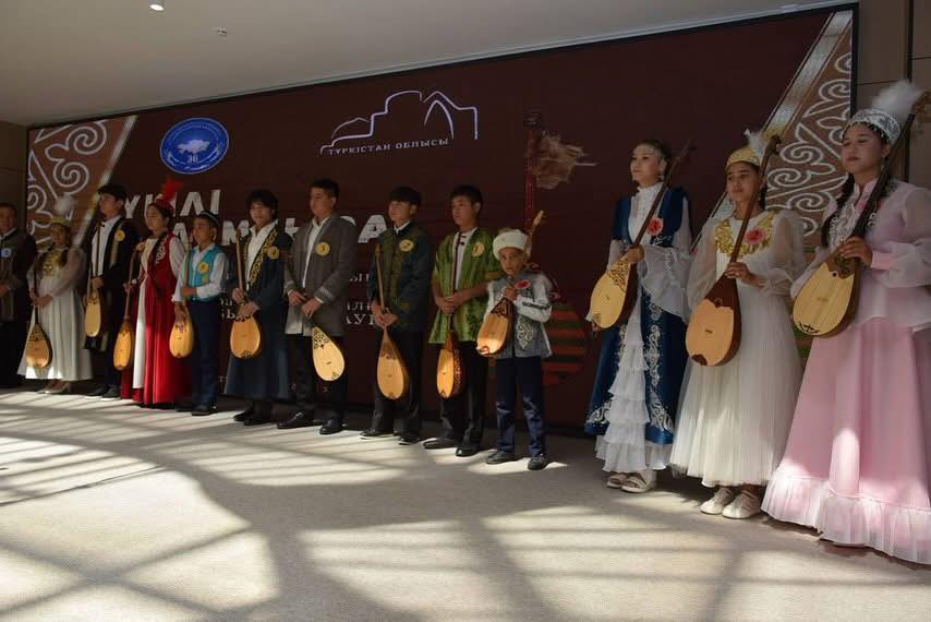 ТҮРКІСТАНДА ҰЛТТЫҚ ДОМБЫРА КҮНІНЕ ОРАЙ «ҮКІЛІ ДОМБЫРА» БАЙҚАУЫ ӨТТІ
