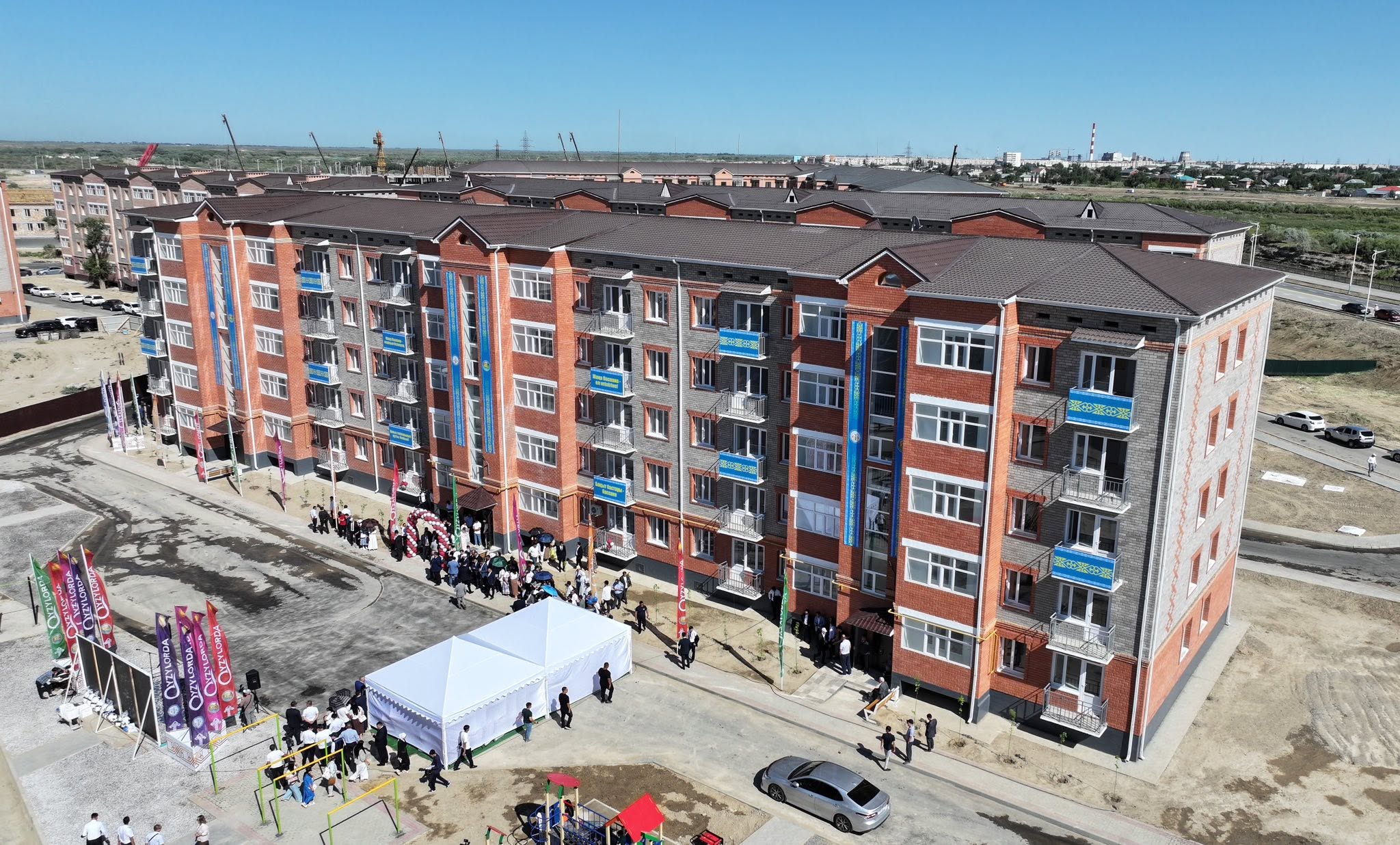 On the left bank, the keys to a 60-apartment residential building were handed over