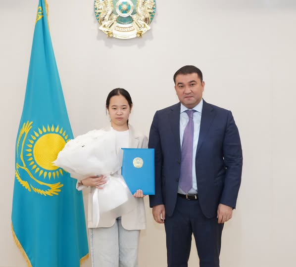 НҰРАЛХАН КӨШЕРОВ ШАХМАТТАН ӘЛЕМНІҢ 3 ДҮРКІН ЧЕМПИОНЫНА ҚҰРМЕТ КӨРСЕТТІ