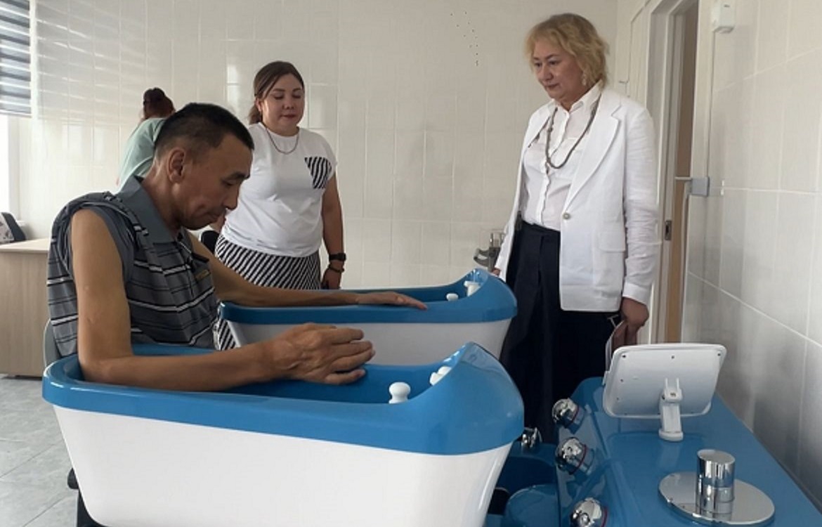 Адам құқықтары институтының өкілдері Орал қаласындағы мүмкіндігі шектеулі жандарды оңалту орталығына барды