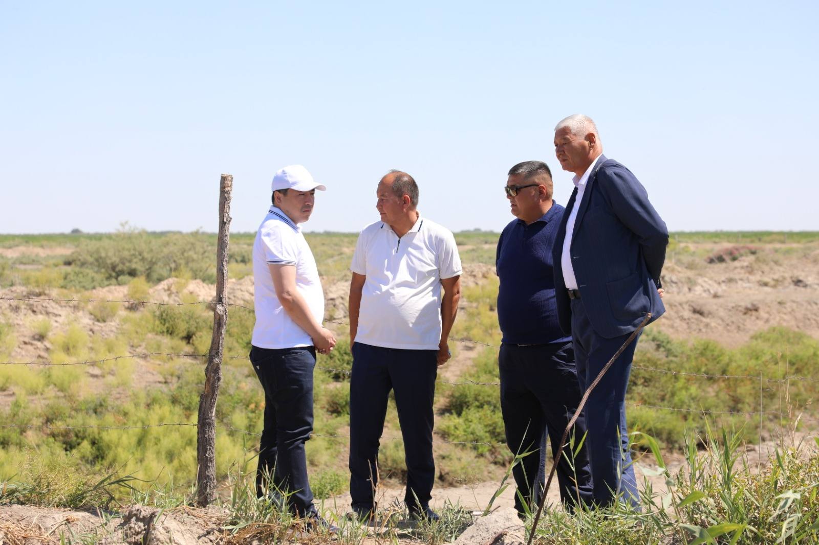 Аудан әкімі егінді сумен толық қамтамасыз ету мәселесі бойынша егіс алқаптарын аралады