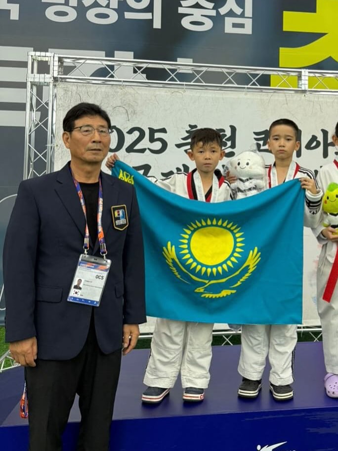ТҮРКІСТАНДЫҚ ТАЭКВОНДОШЫЛАР КОРЕЙ ЕЛІНДЕ КӨК ТУЫМЫЗДЫ ЖЕЛБІРЕТТІ