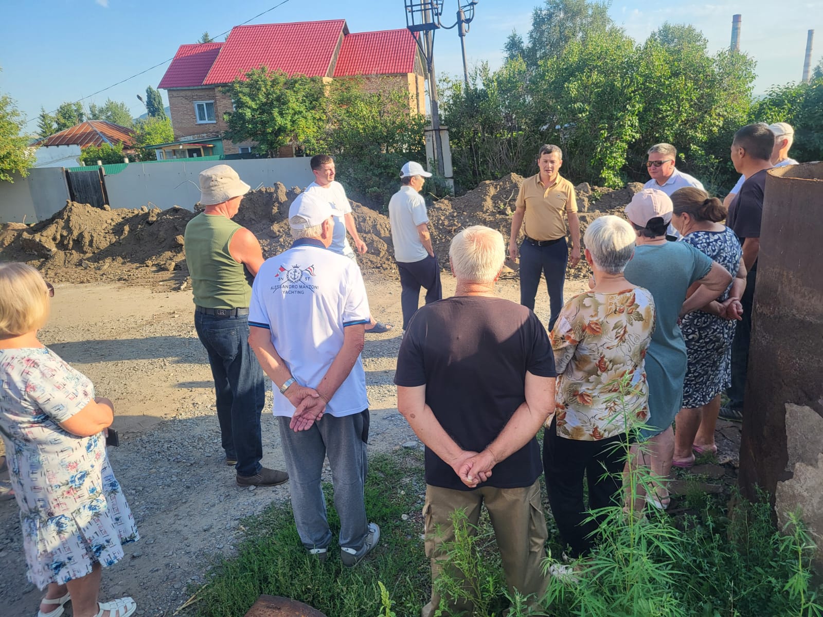 Глубокое кенті.18 шілдеде Театральная көшесінің тұрғындарымен жылу желілерін қайта құру және суық сумен жабдықтау мәселесі бойынша кездесу өттічф