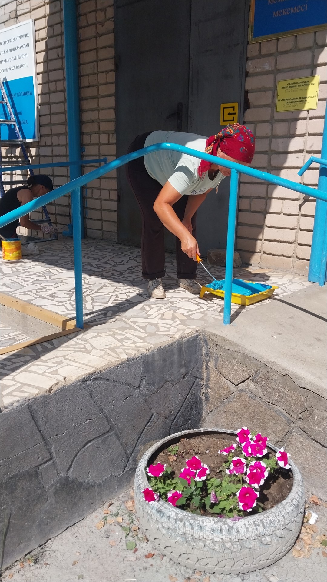 "Таза Қазақстан" республикалық экологиялық бағдарламасын іске асыру аясында әкімдік ғимаратының аумағын абаттандыру жұмыстары жүргізілді. ♻️♻️♻️