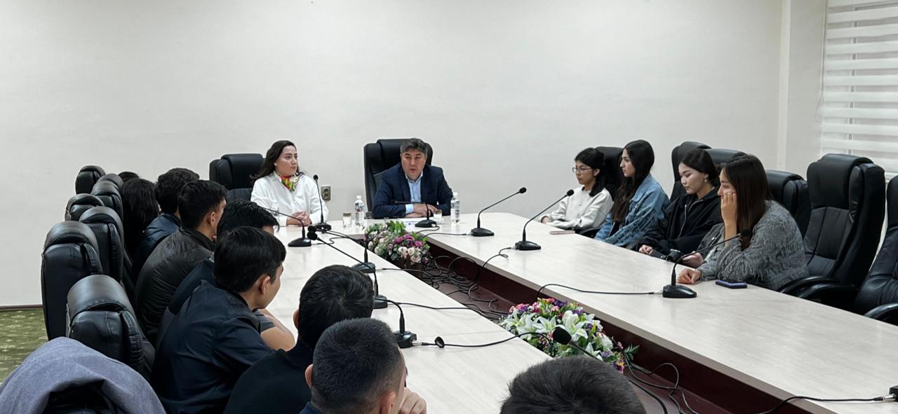 В рамках реализации плана работы Комиссии по правам молодежи «Еркіндік рұхы» в КазНУ им. аль-Фараби состоялась встреча Представителя Уполномоченного по правам человека по городу Алматы Малдыбаева К.М. с молодежным крылом ВУЗа.