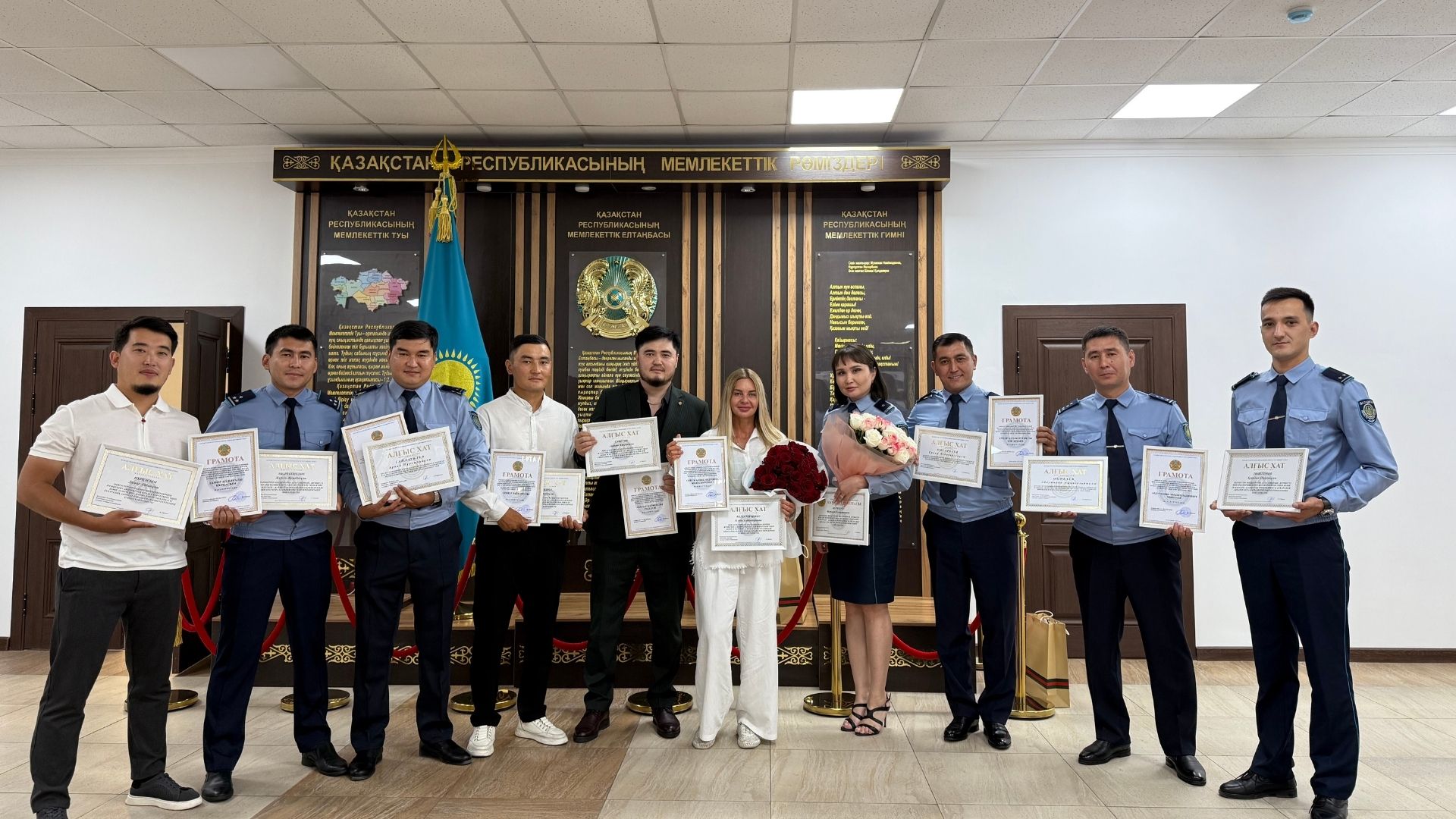 «МІНДЕТ! ЕРЛІК! АБЫРОЙ!» ӘНІН ЖАРЫҚҚА ШЫҒАРҒАН ШЫҒАРМАШЫЛЫҚ ТОП МҮШЕЛЕРІ МАРАПАТТАЛДЫ