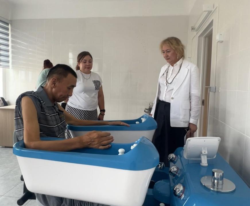 Адам құқықтары институтының өкілдері Орал қаласындағы мүмкіндігі шектеулі жандарды оңалту орталығына барды