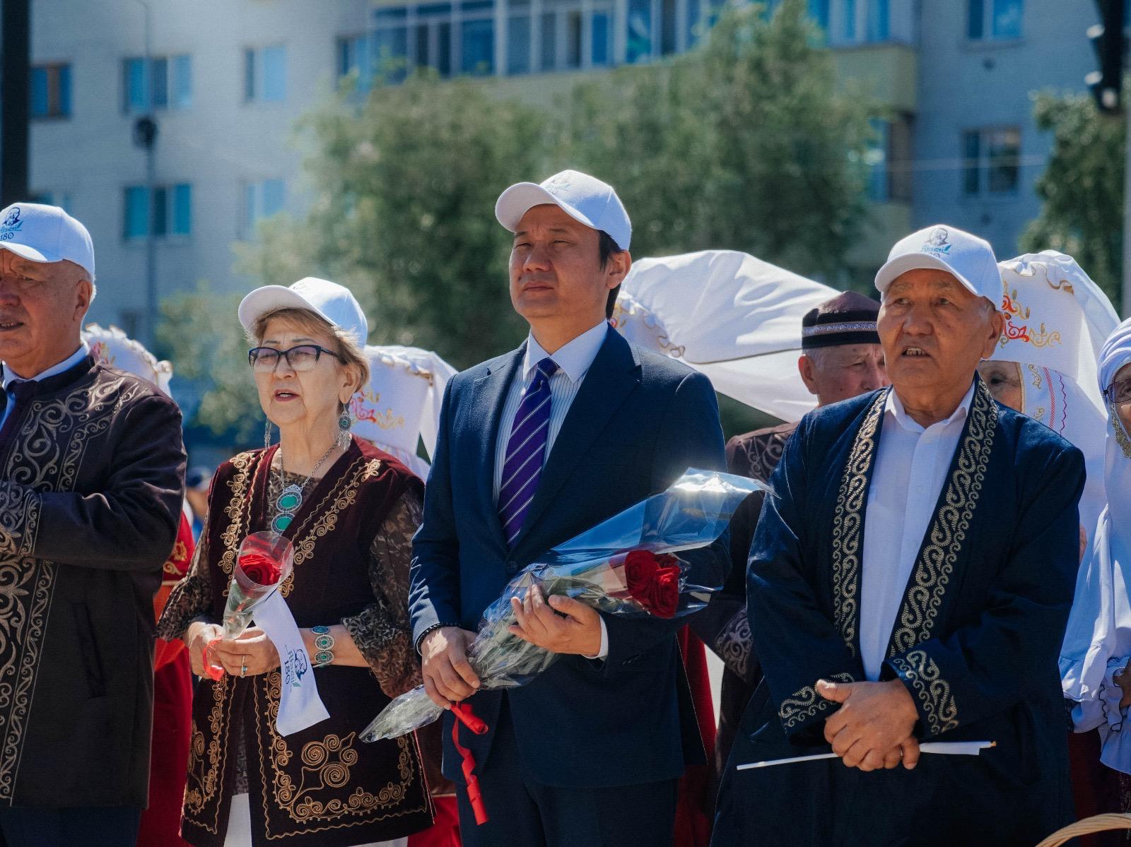 Ардагерлер ескерткішке гүл қою рәсіміне қатысты