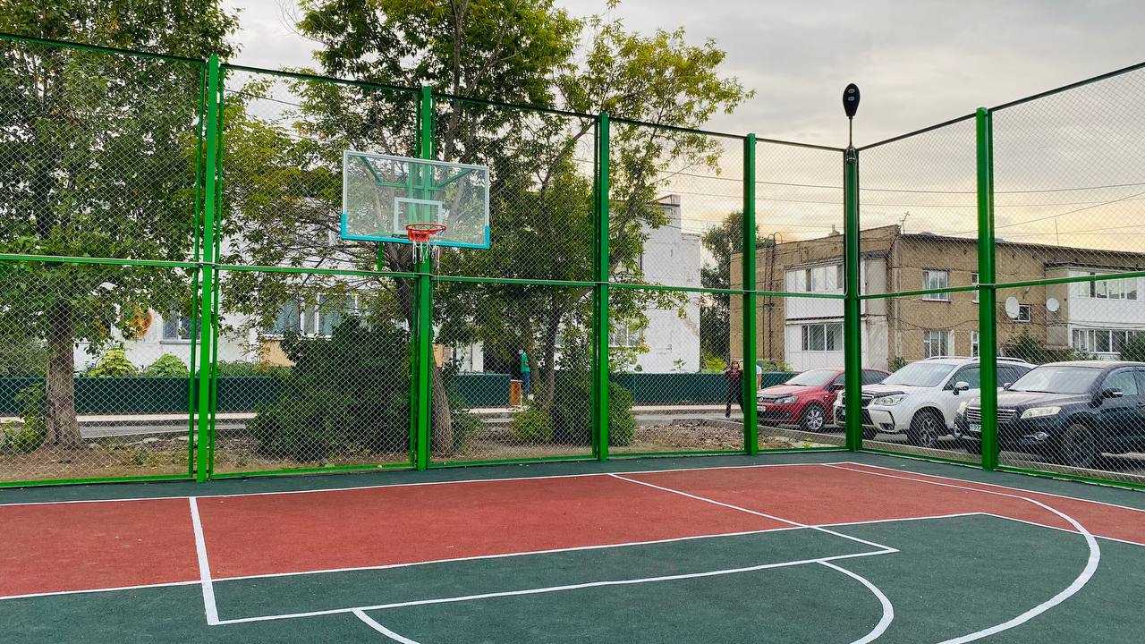 В Акколе открыт благоустроенный двор с современными игровыми площадками