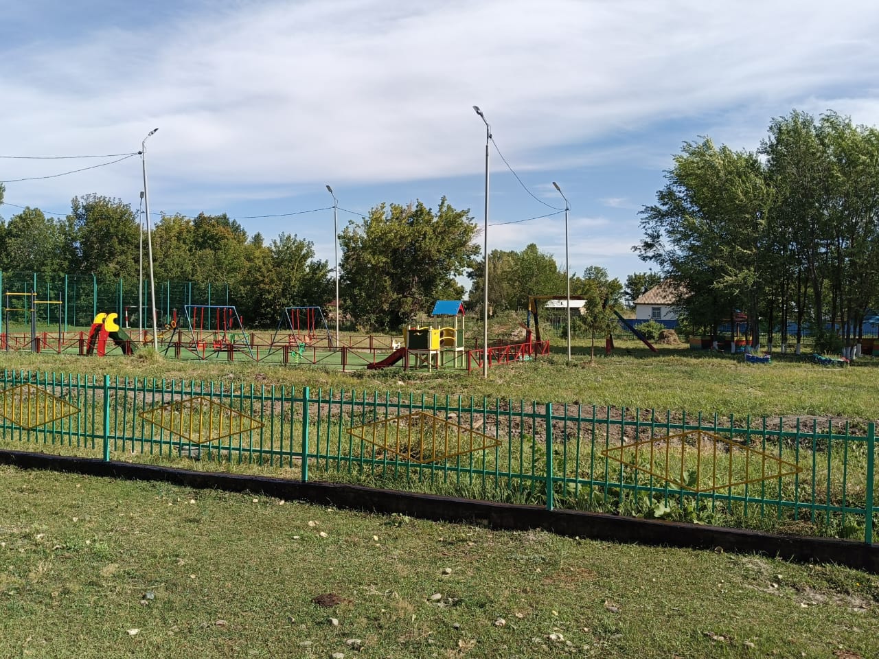 Продолжаются работы по благоустройству внутренней и внешней территории парка и детской игровой площадки «Тауелсиздик», расположенных в селе Барак батыр сельского округа Сарыолен.