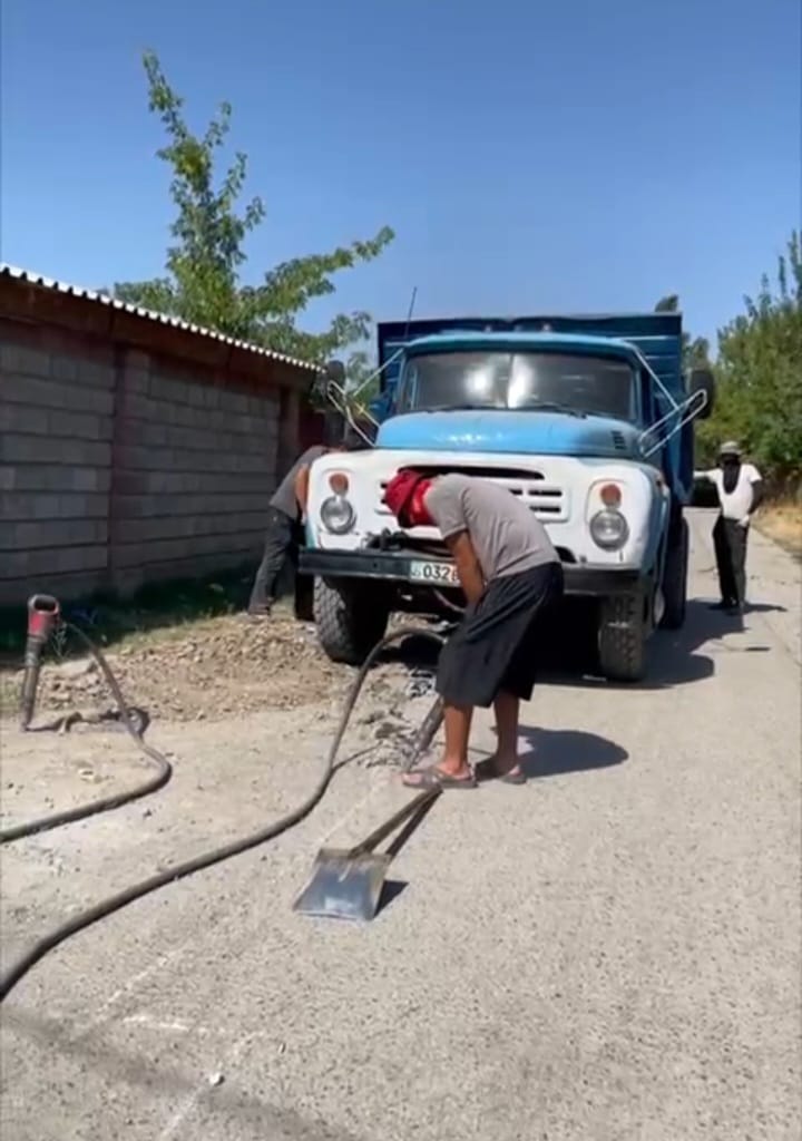 Рахат ауылы бойынша ауыз су құбырларын ауыстыру және қайта жаңарту жұмыстары атқарылған жерлерге, жолдарды қалпына келтіру жұмыстары жүргізілуде.