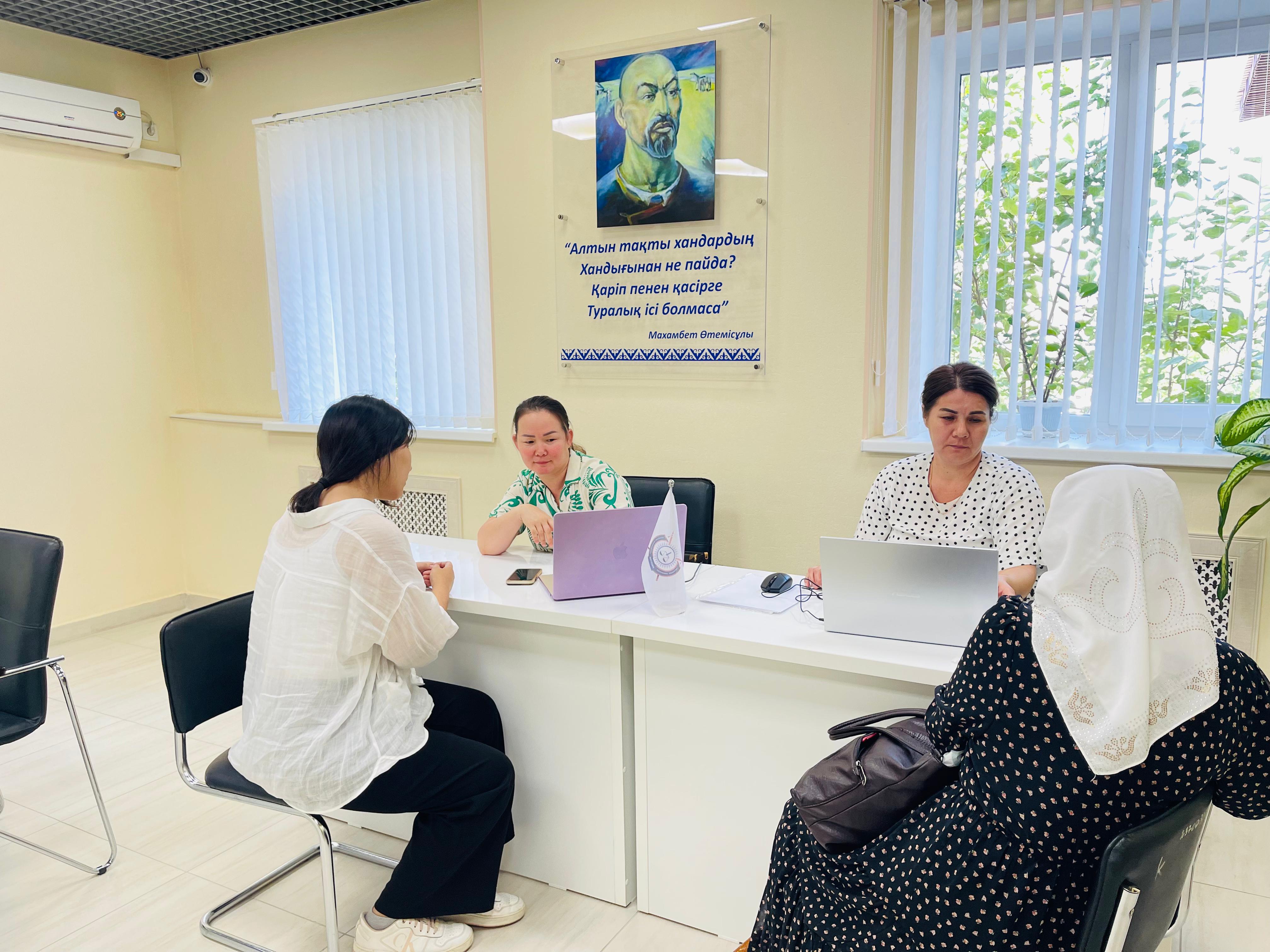 Атырау облысы Әділет департаменті адвокаты Умирзакова Г. «Азаматтарды қабылдау орталығында» «Тегін заң көмегі» акциясы аясында азаматтарға заңгерлік көмек көрсетіп, жеке қабылдау өткізді