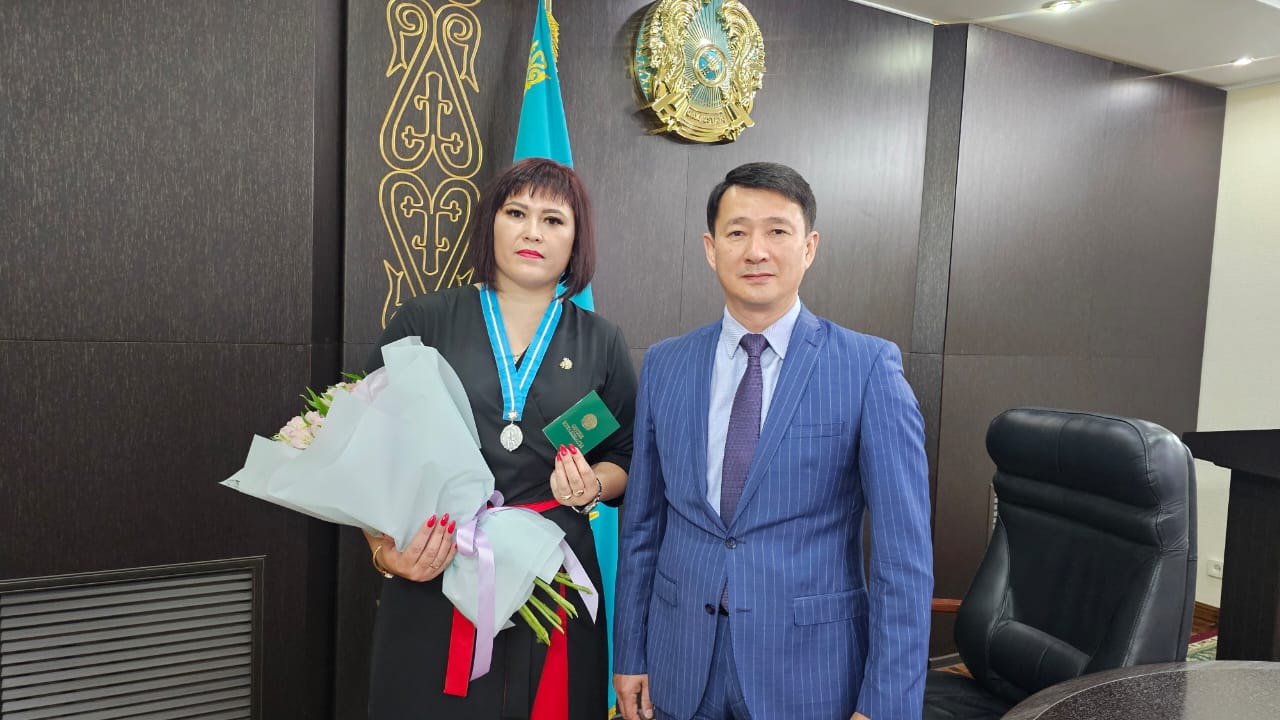 2025 жылғы 24 шілде күні Лисаковск қаласының тұрғыны Куантаева Дина Жақсалыққызына «Күміс алқа» төсбелгісін табыстау салтанатты рәсімі өтті.